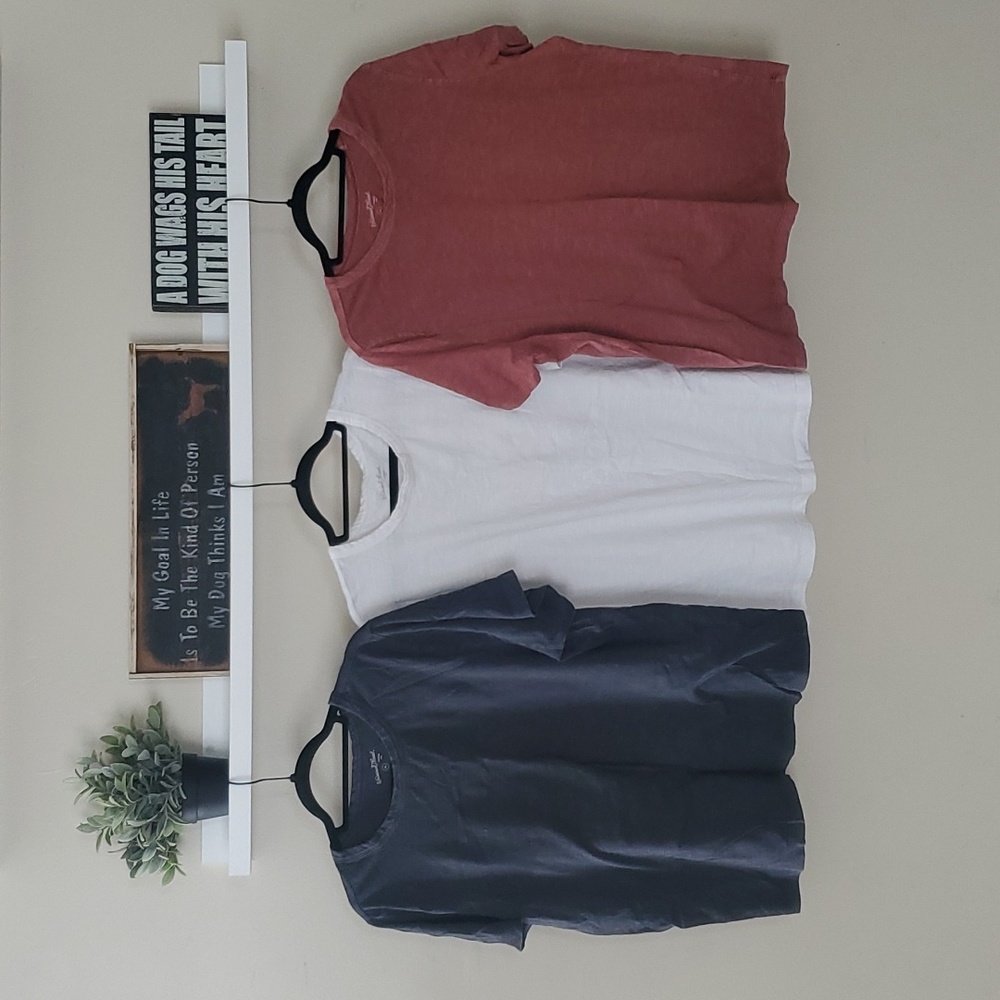 3 Universal Thread Crew Neck Tees - lot of 3